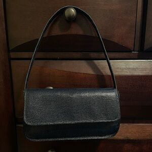 Classic leather shoulder bag